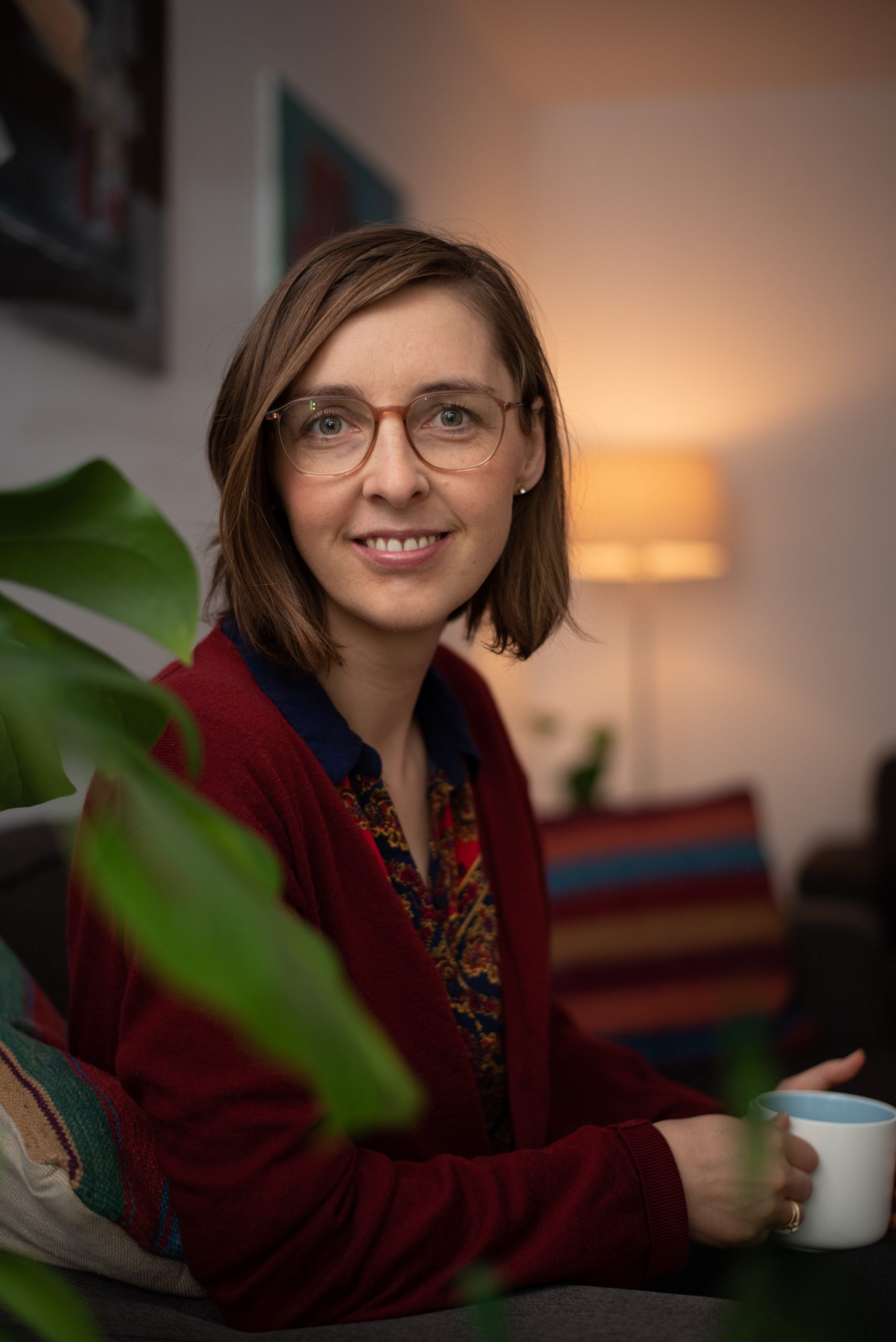 Justyna Tempska w swoim gabinecie, miękkie światło, kontakt wzrokowy